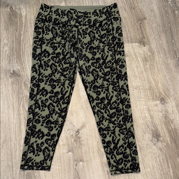 Victoria's Secret Pants - Victoria's Secret Sport Green and Black Leopard Print Leggings
